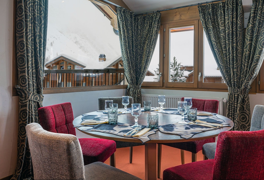 Aiguille Percee Hotel Restaurant 63/74