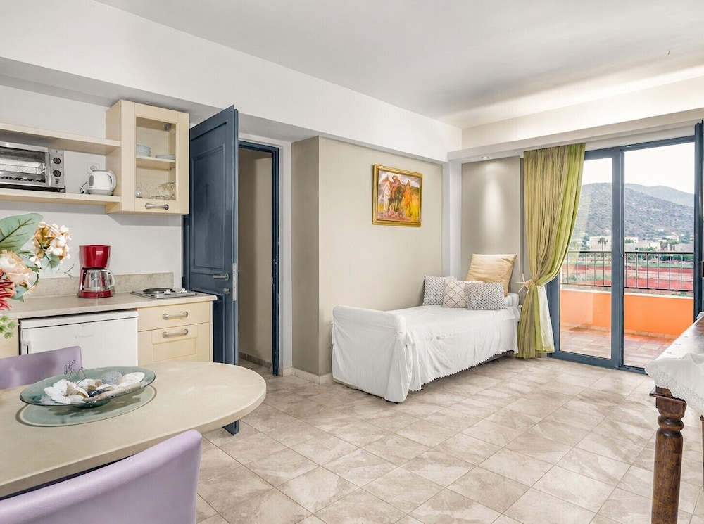 Golden Bay Apartments-Garden Haven 64/87