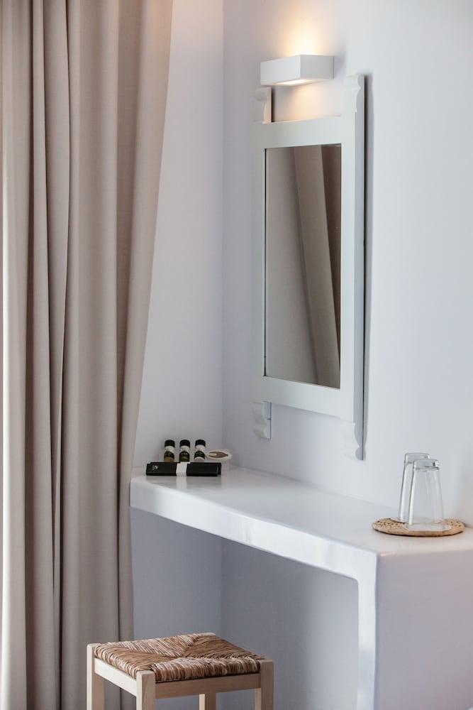 Polos Hotel Paros 12/90