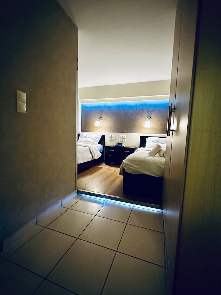 Mc Queen Hotel 38/61