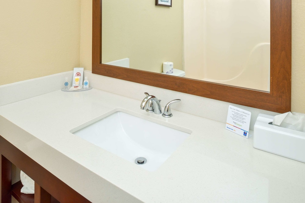 Holiday Inn Express And Suites Joplin Southeast by IHG 20/58
