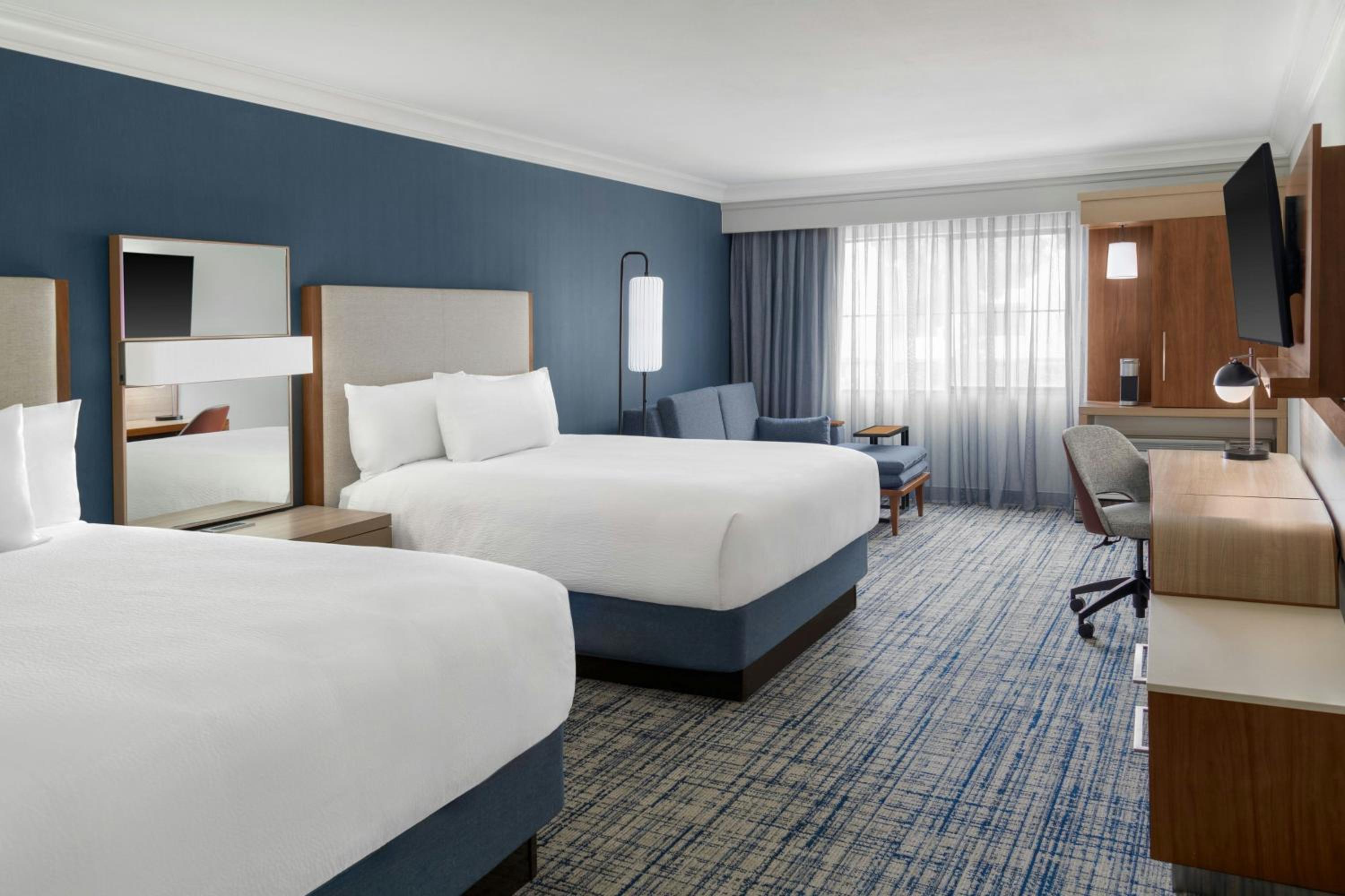 Room, 2 Queen Beds, Sofa, Large, Accessible, Courtyard By Marriott Palo Alto Los Altos 3/5