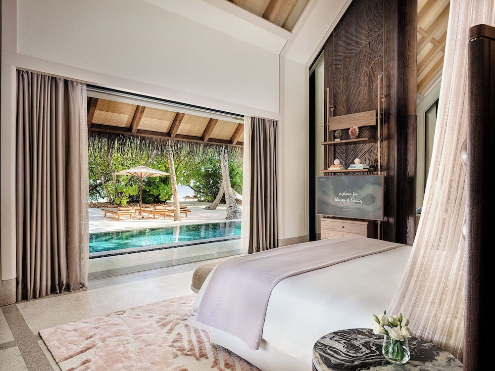 2 Bedrooms, Beach, Villa, 1 King and 1 Single Beds, with Pool