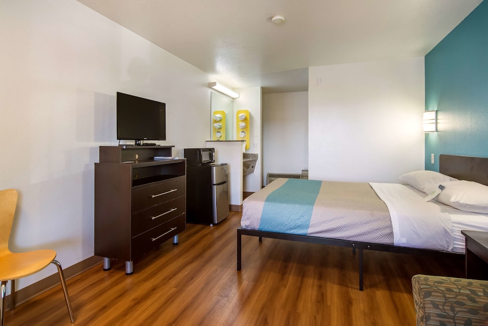 Motel6 Portland, OR Mall 205 21/37