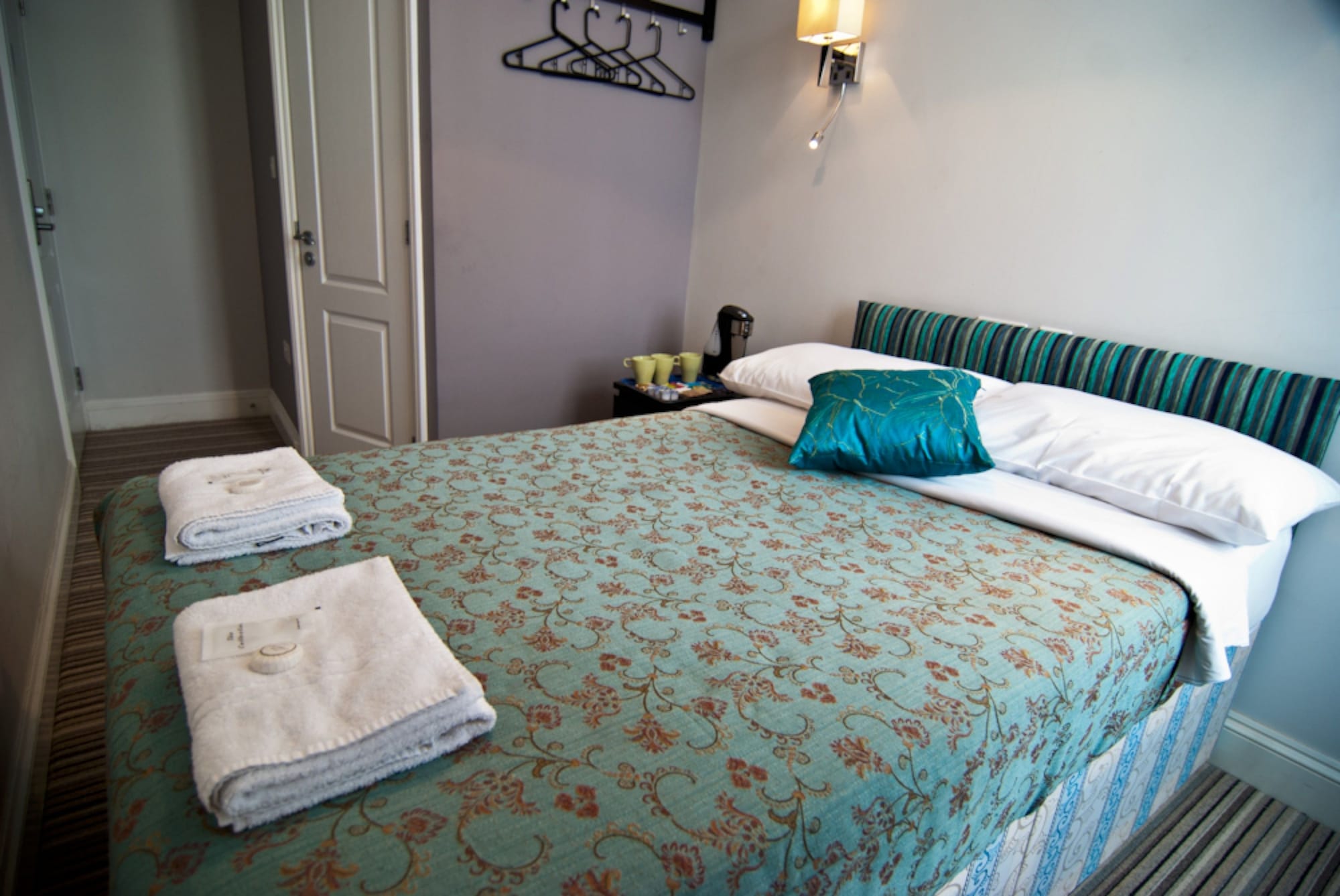 ROOM, DOUBLE BED
