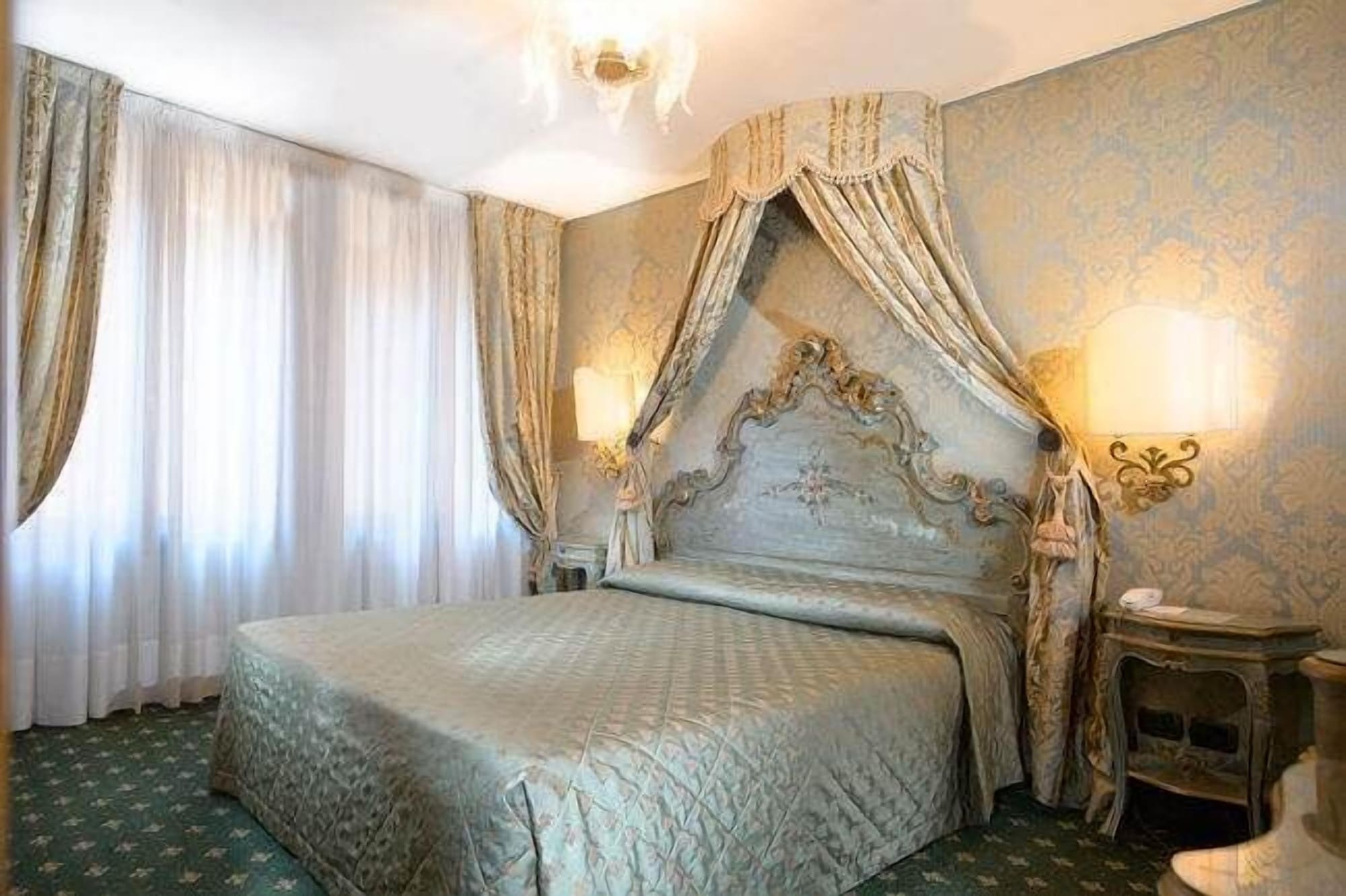 ROOM, DOUBLE BED