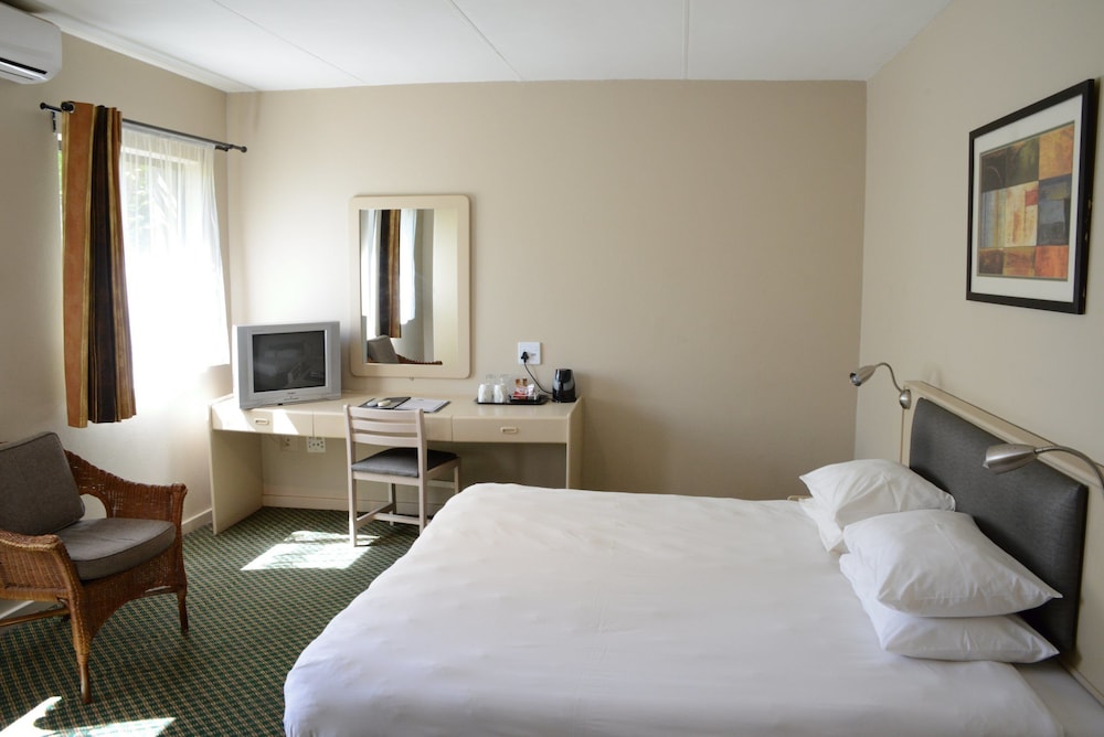 Elephant Springs Hotel &amp; Cabanas 23/80
