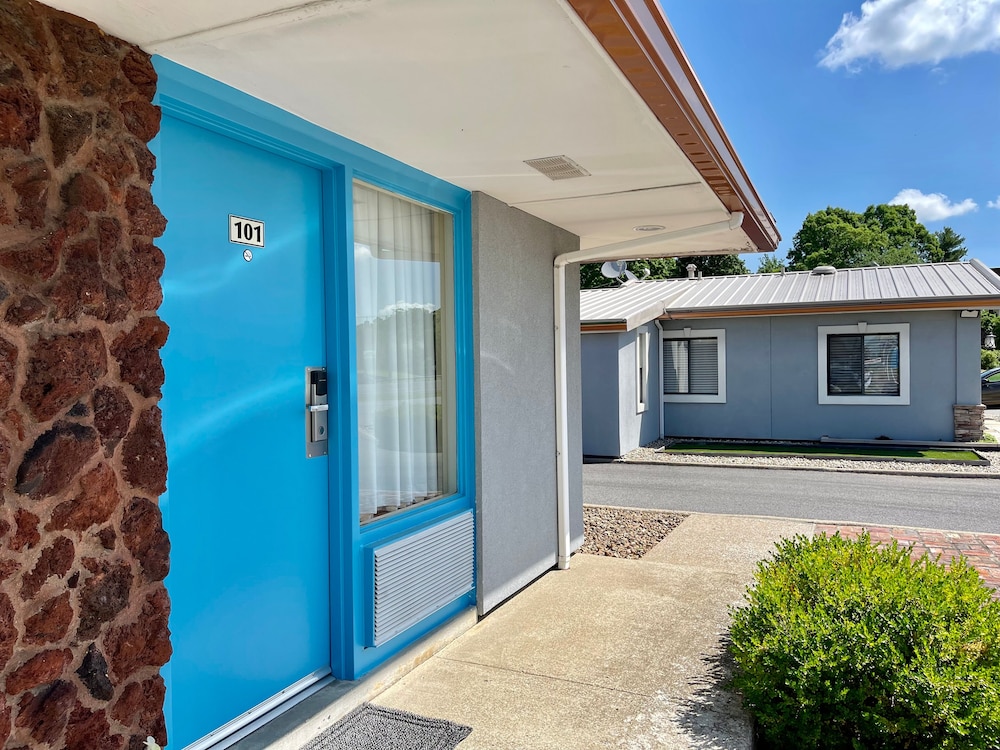 Regency Inn 69/72