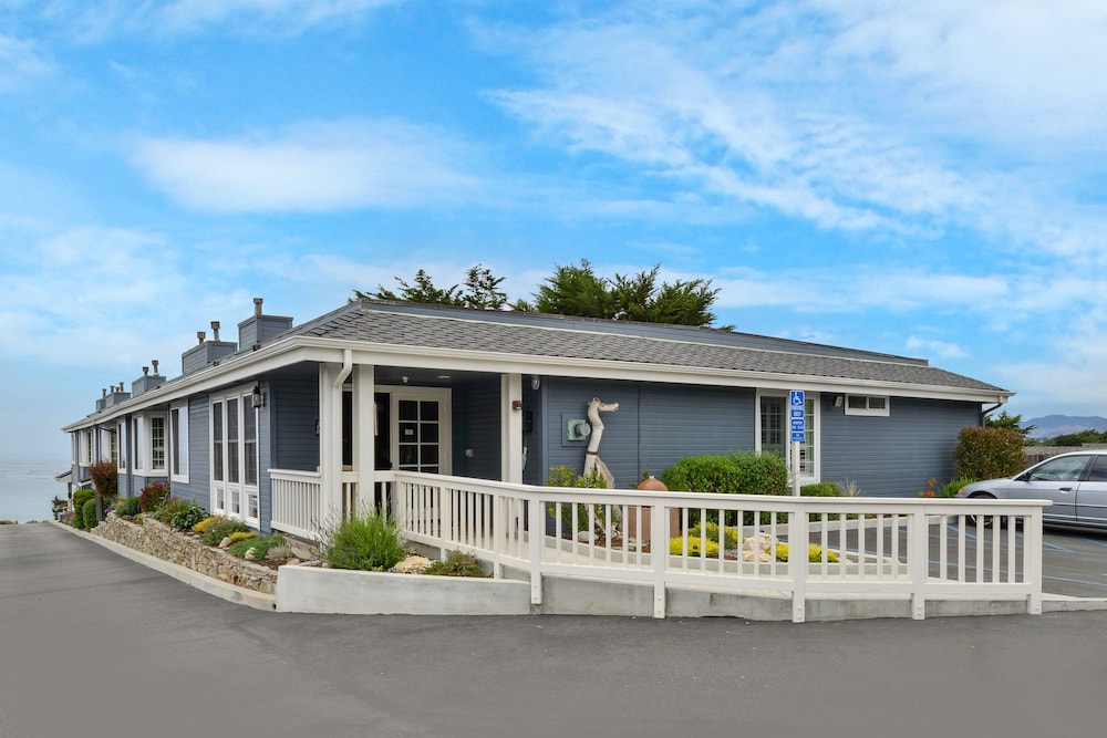 Sand Pebbles Inn 5/34