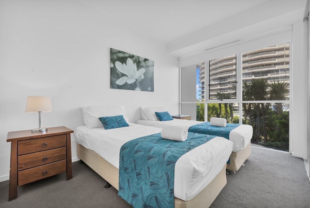 3 BEDROOMS, BEACH VIEW