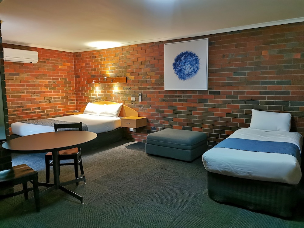 Townhouse Motor Inn Horsham 7/20