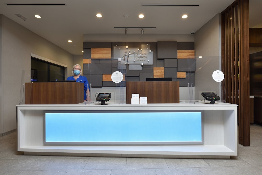 Holiday Inn Express and Suites Houston North Woodlands Area 7/70