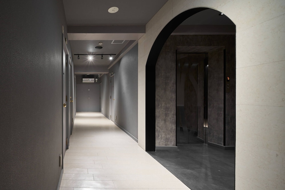 Shinjuku City Hotel N U T S 44/66