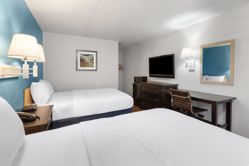 Travelodge by Wyndham Madison Heights MI 23/41