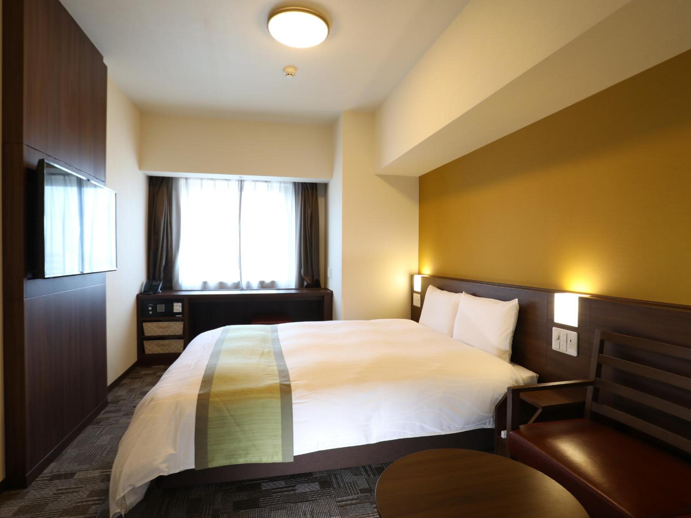 ROOM, QUEEN BED, NO CLEANING SERVICES