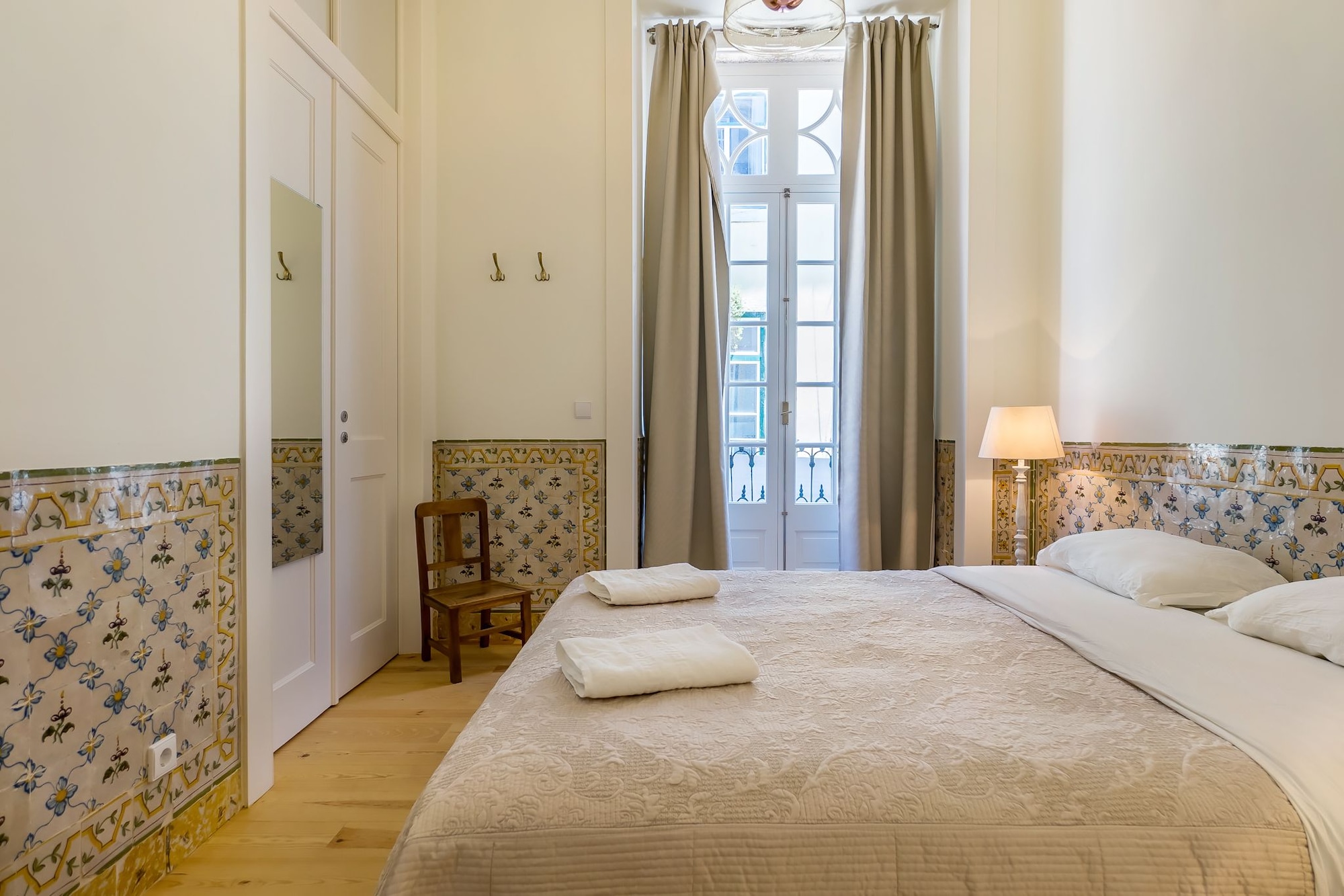 DOUBLE BED, SHARED BATHROOM