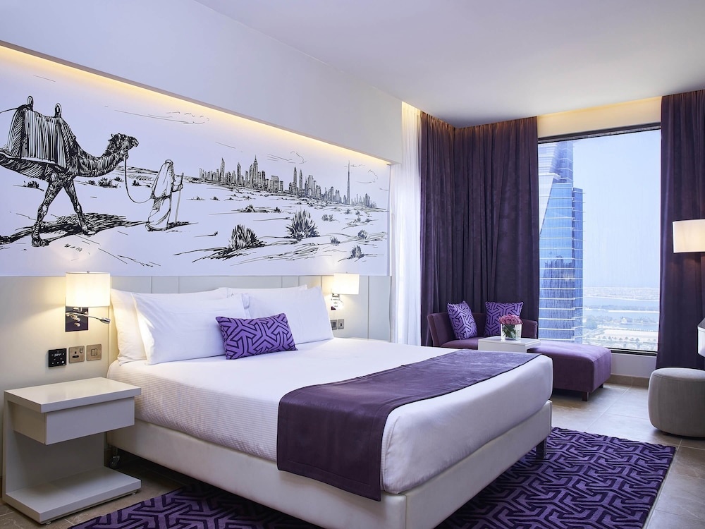 1 BEDROOM, SUITE, KING BED, SKYLINE VIEW