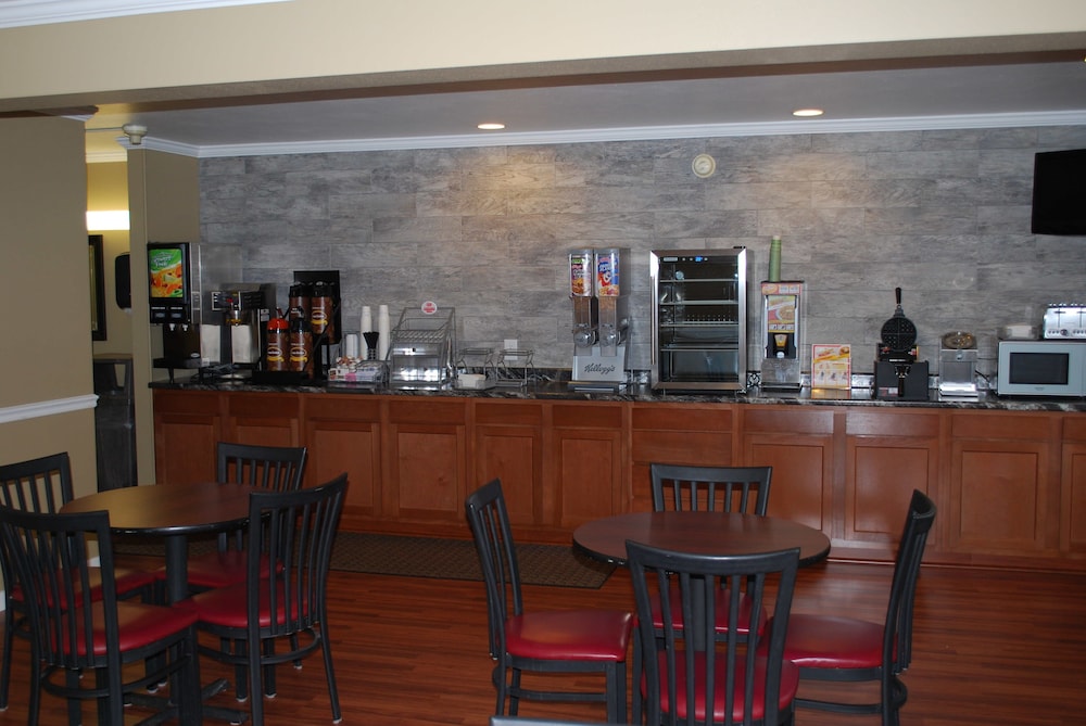 Super 8 by Wyndham Eau Claire WI 16/20