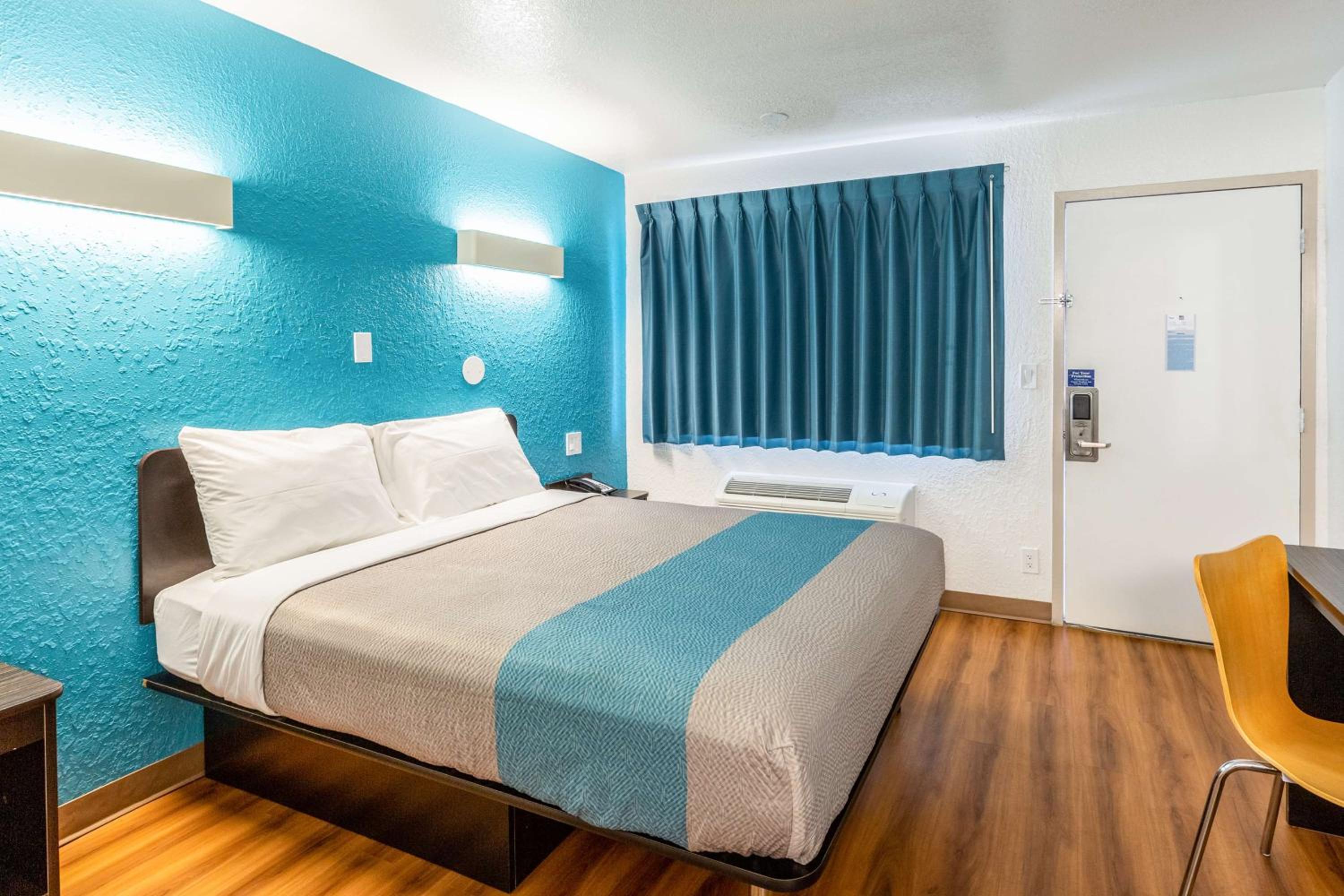 1 Queen Bed - Non-Smoking, Micfridge