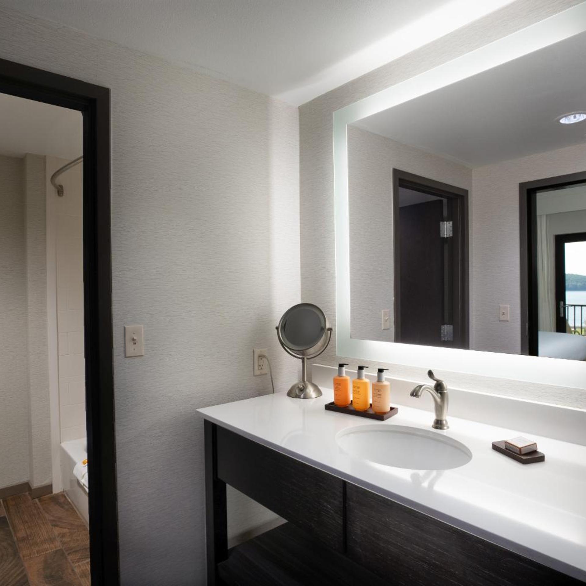 استوديو بسرير كوين، Shangri La Resort Afton 2/2