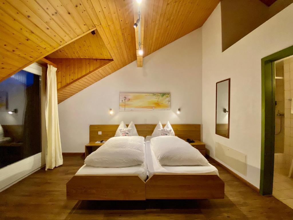 Standard, Twin Beds, Attic