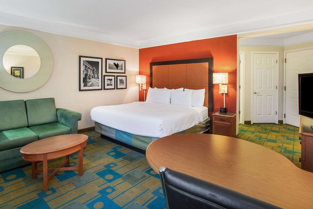 La Quinta Inn & Suites by Wyndham Greensboro NC 22/55
