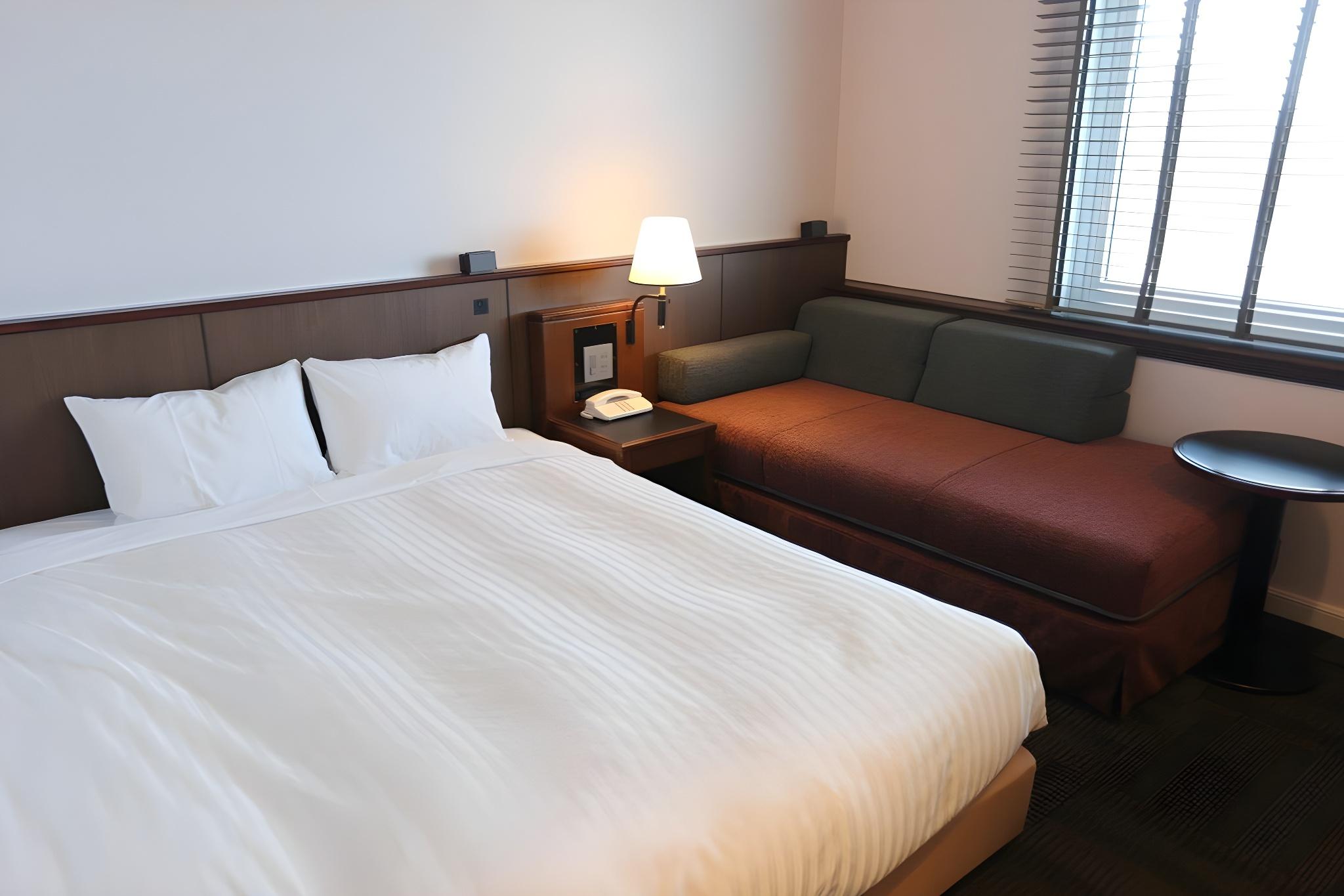 Moderate, Queen Bed