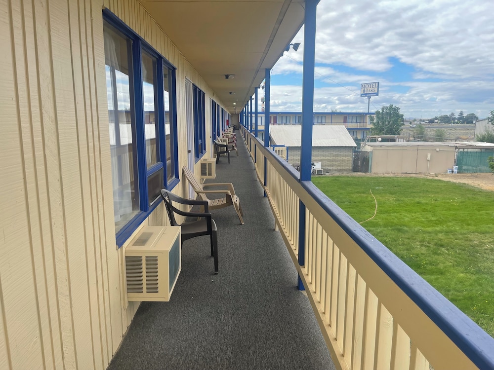 Motel Oasis Inn 48/56