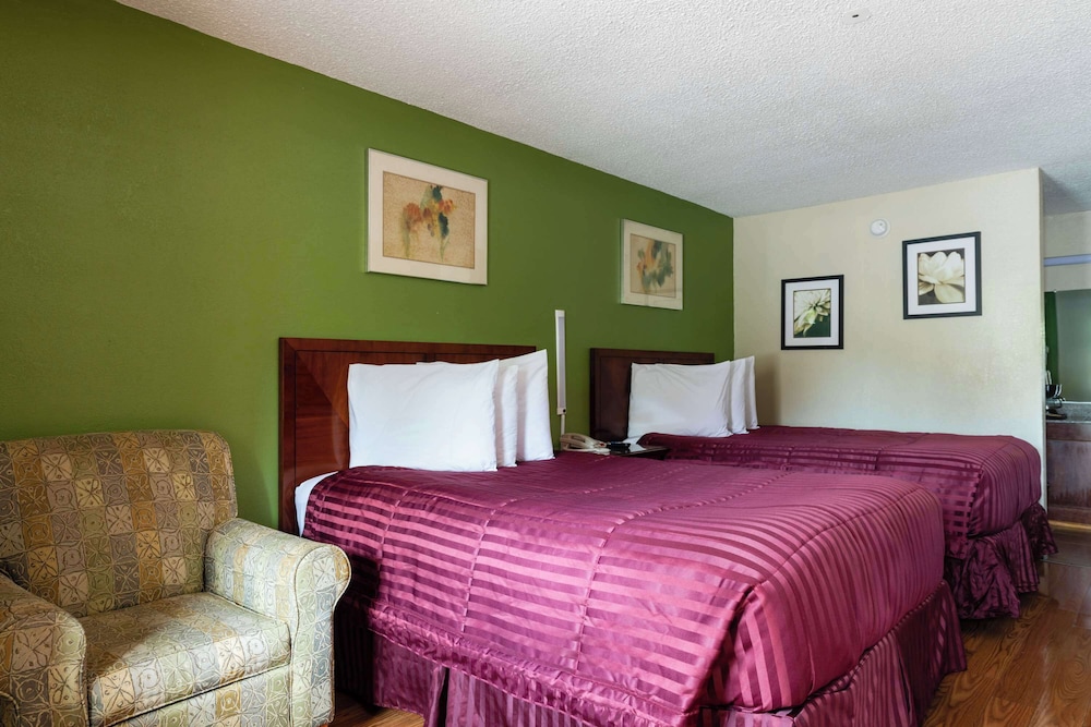 room, 2 double beds, smoking