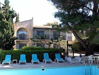 HOTEL LE PETIT MANOIR REST. LA TONNELLE 23/27