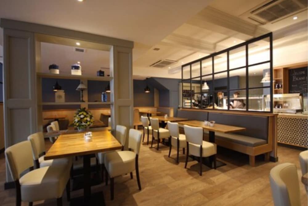 Benners Hotel 49/56