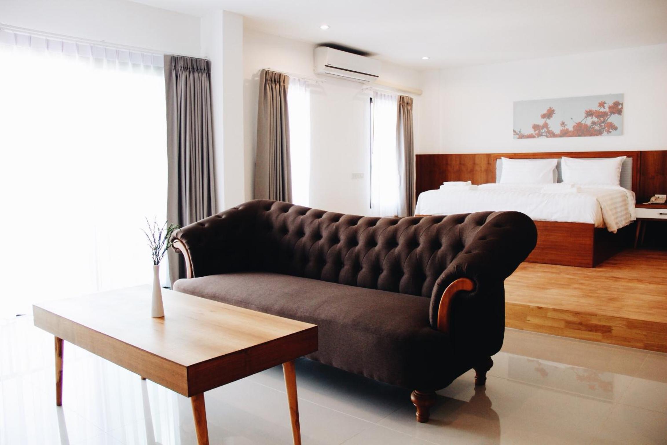 SUITE, KING BED