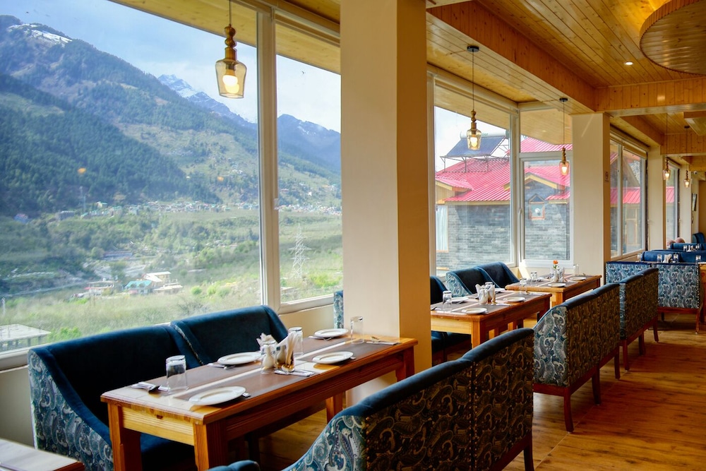 Clarks Inn Suites Manali 24/36