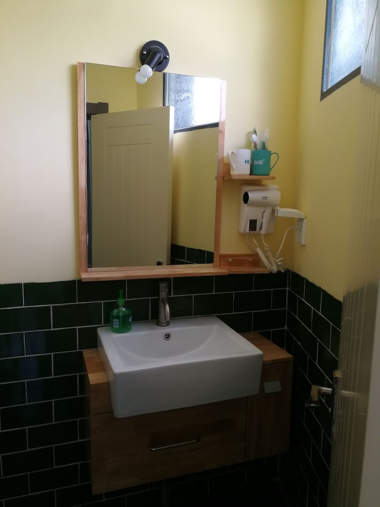 J Trip Youth Hostel 34/37