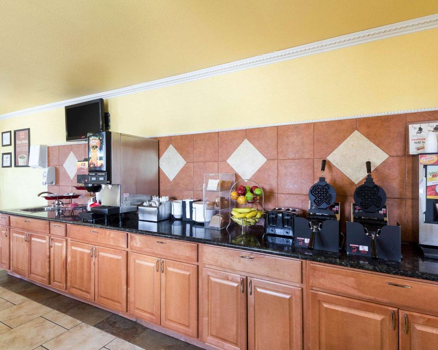 Econo Lodge Inn & Suites San Antonio near Frost Bank Center 5/25