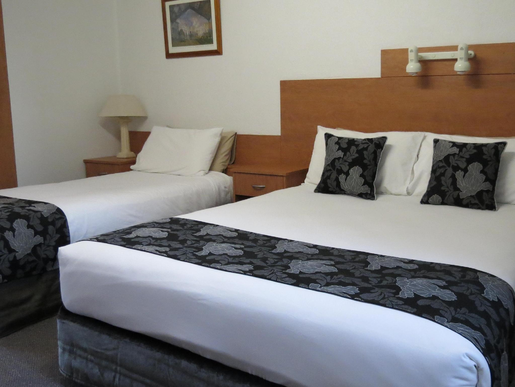 غرفة قياسية بسرير مزدوج أو سريرين منفصلين، Bridge View Motel 2/2