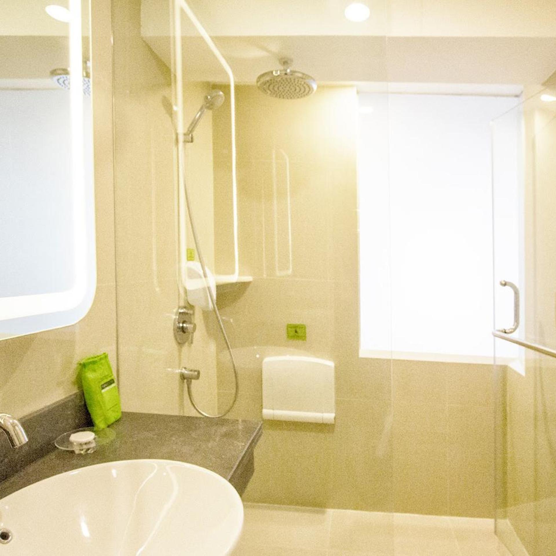 Max Happiness, King Bed, MaxOneHotels.com at Resort Makassar 8/8