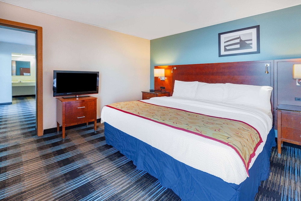 Room, King Bed, Partial Lake View, Accessible