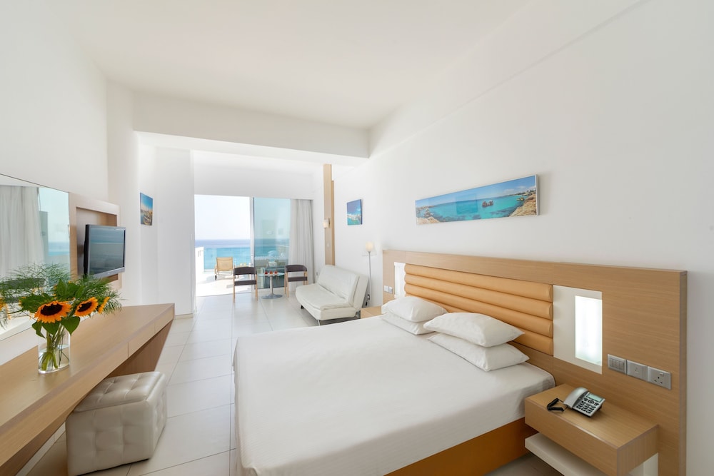 Vrissaki Beach Hotel 12/50
