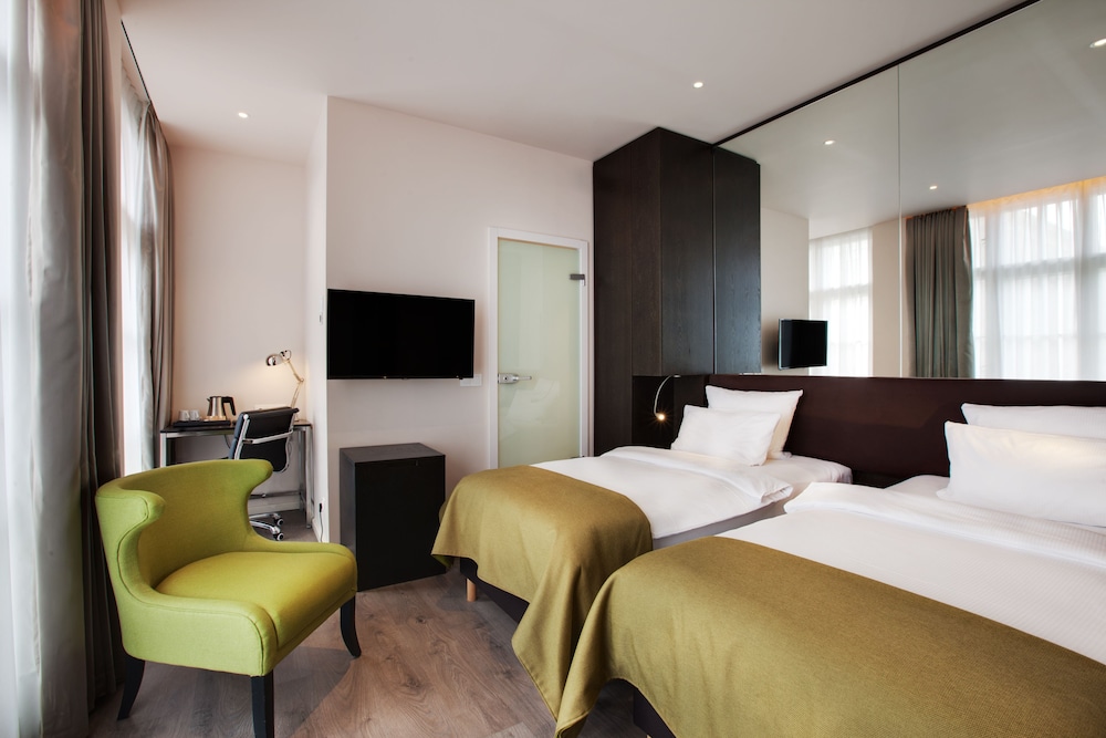 HOLIDAY INN DRESDEN - AM ZWINGER 12/77
