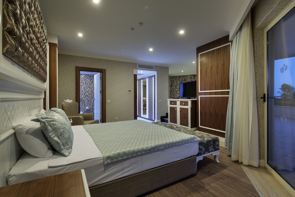 ROYAL, SUITE, PARTIAL SEA VIEW, HOT TUB