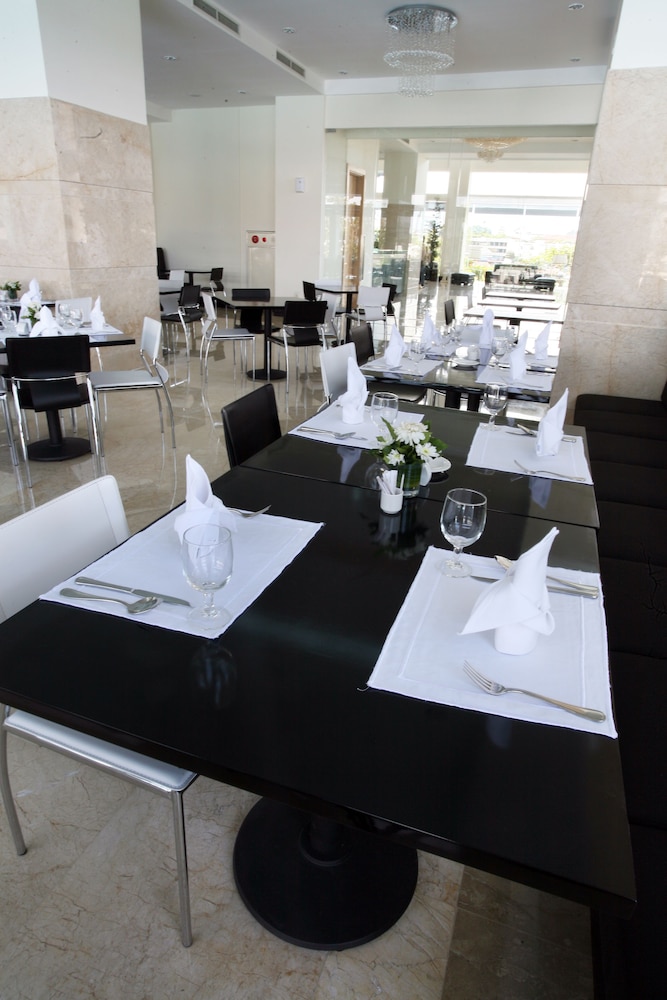 Sintesa Peninsula Hotel 34/40