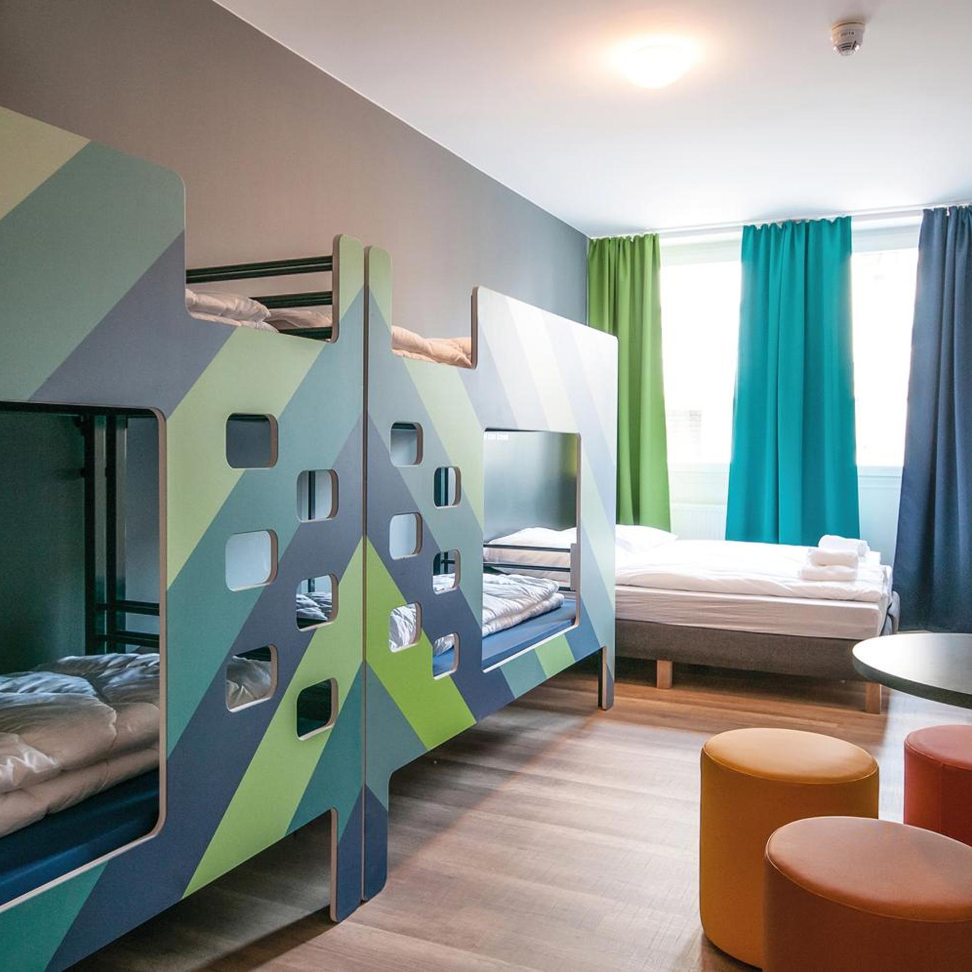 ROOM, 6 BEDS