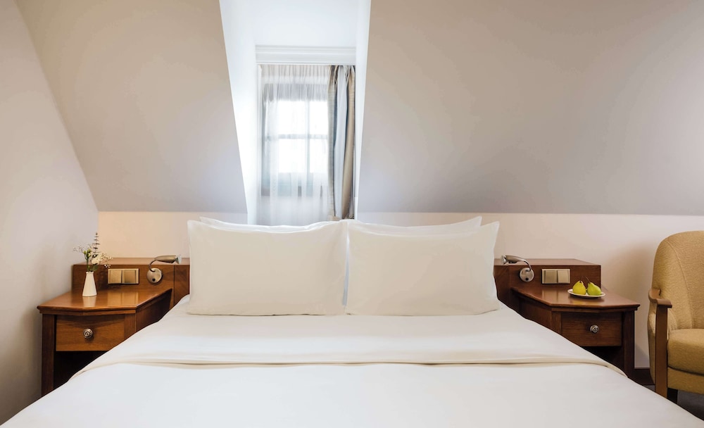 ROOM, KING BED