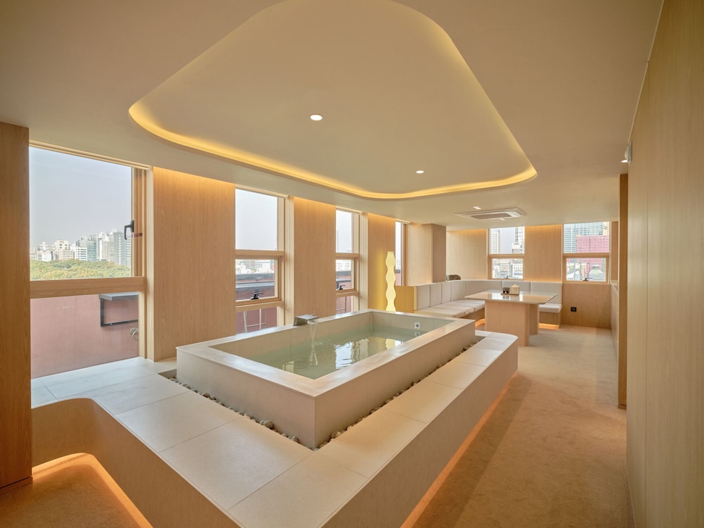 UH Suite The Coex 34/50