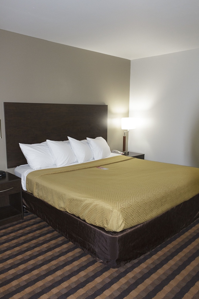 ECONO LODGE MILWAUKEE AIRPORT 13/25