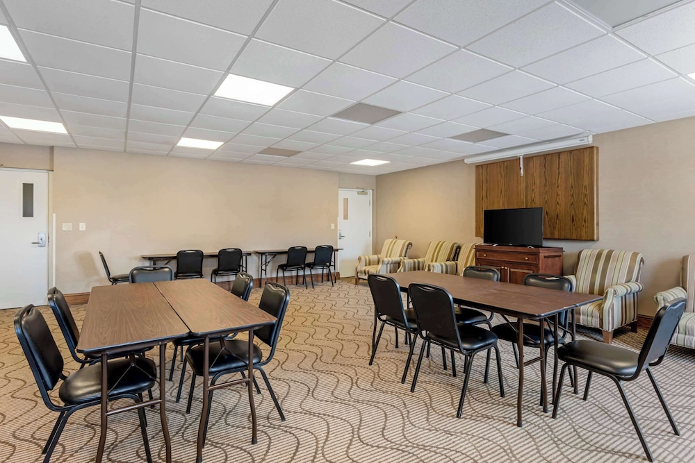 Comfort Inn & Suites Dover near Speedway 50/56