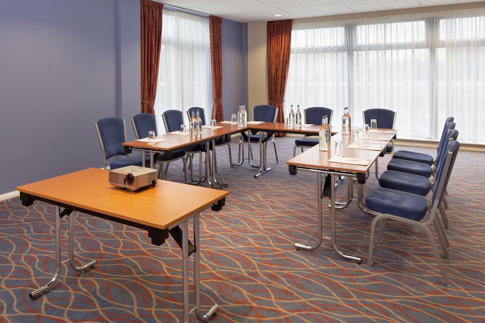 HOLIDAY INN EXPRESS LEICESTER CITY 44/58