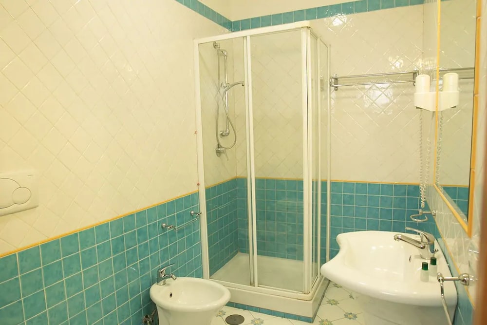 ROOM, DOUBLE OR TWIN BED