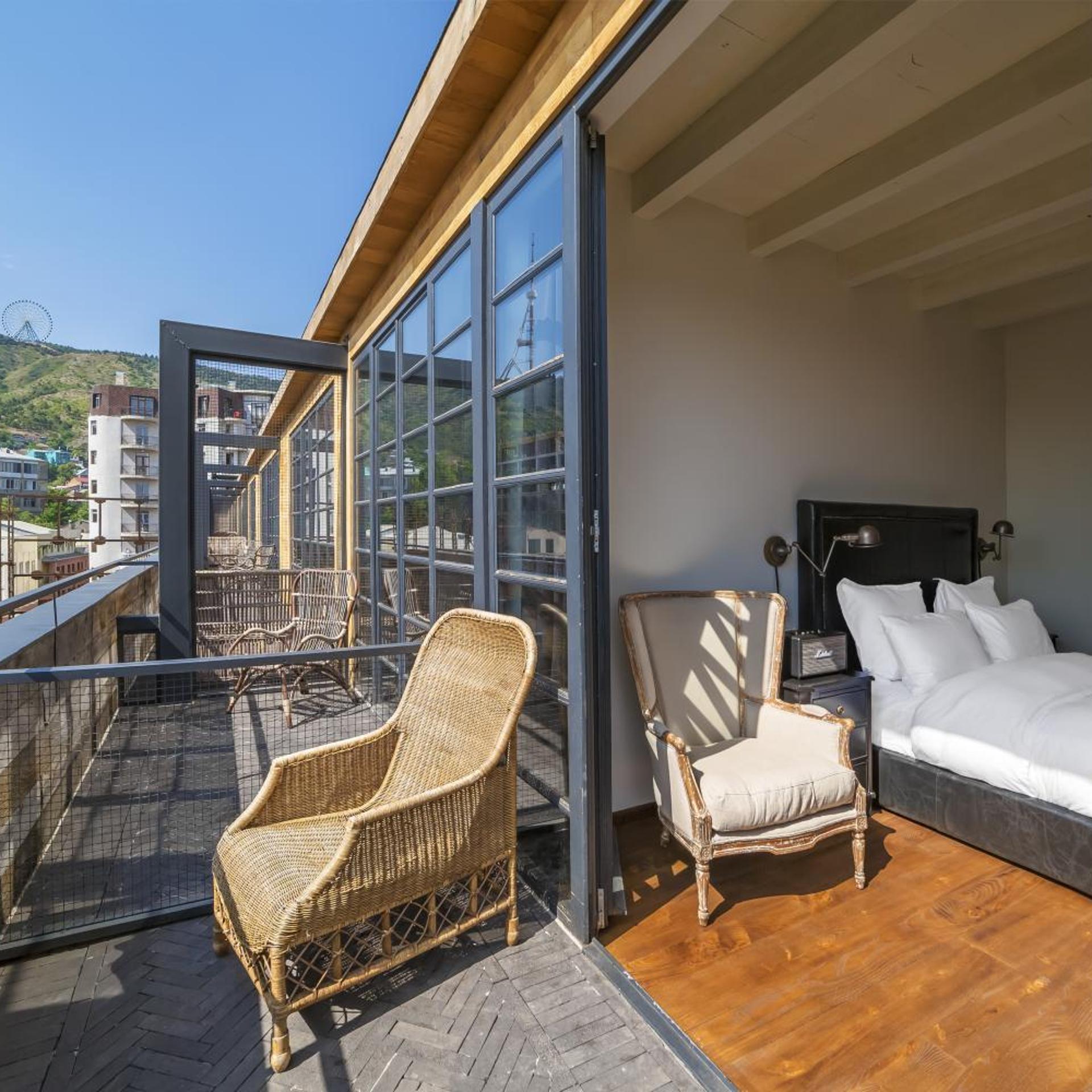 غرفة بسرير كوين بشرفة، Rooms Hotel Tbilisi 4/7